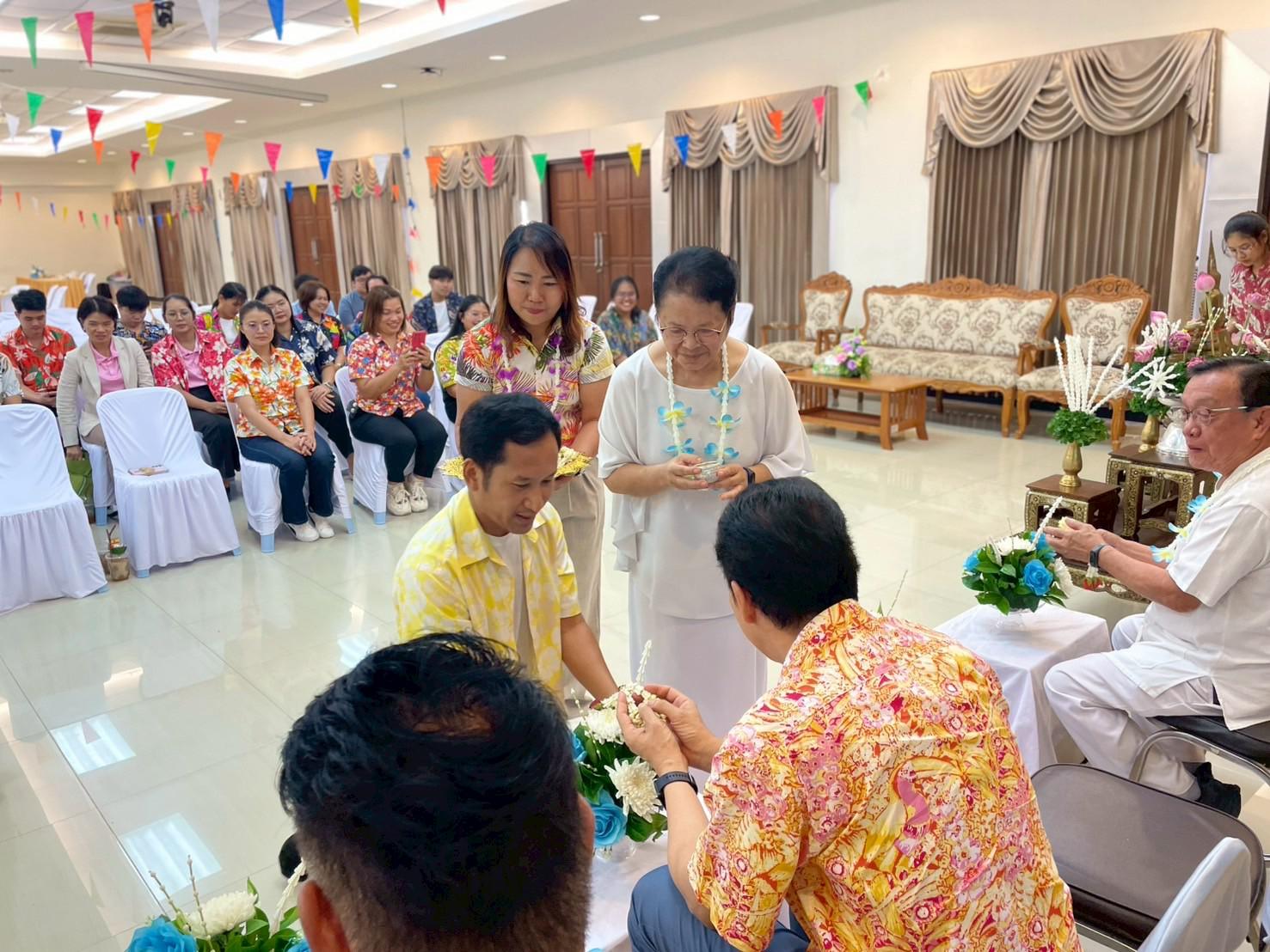 70. วันที่ 26 เมษายน 2568 สาขาการบริหารการศึกษา ได้จัดกิจกรรมรดน้ำดำหัวคณาจารย์ระดับบัณฑิตศึกษา ประจำสาขาการบริหารการศึกษา ณ ห้องประชุมครุร่มสัก 1 ชั้น 3 อาคารคณะครุศาสตร์